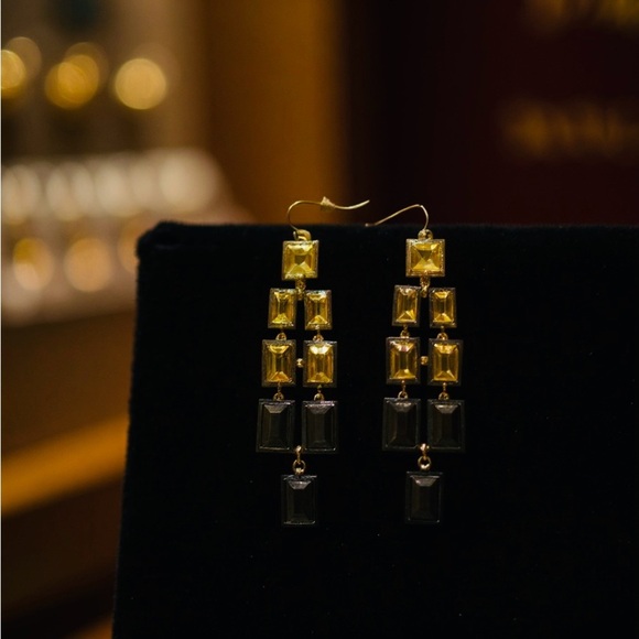 🦄 2/$10 
EUC Elegant Gold/Citrine + Black Dangle Earrings - Picture 1 of 4